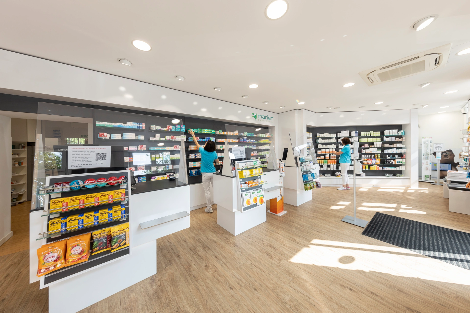 marien-apotheke-innenraum-modern Moderner Innenraum der Marien Apotheke mit viel Platz für Beratung.